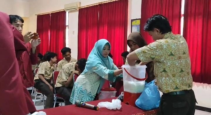 KEGIATAN PENGABDIAN MASYARAKAT PRODI D3 ANALIS FARMASI AKADEMI KESEHATAN 17 AGUSTUS 1945  DI SMA N 10 SEMARANG